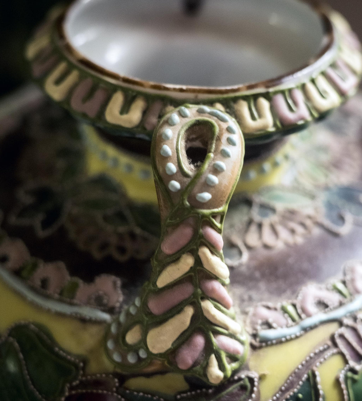 Handled side of the Meiji era export porcelain urn