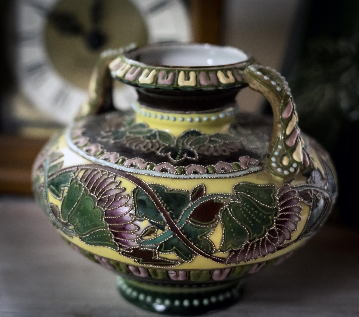 Side profile of the Nippon-style export porcelain vase