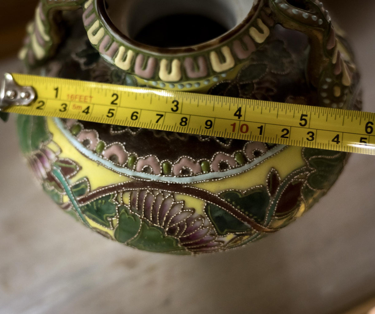 Measurement of the width of the Nippon style vase