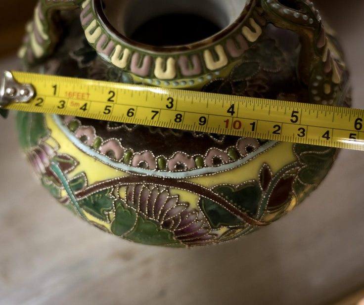 Measurement of the width of the Nippon style vase