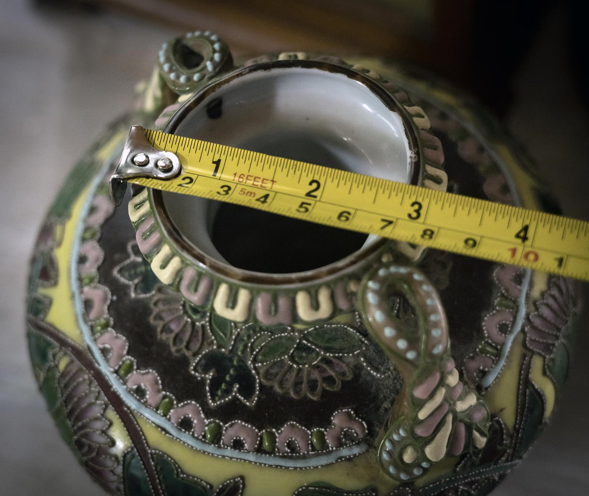 Measurement of the upper rim of Nippon-style vase
