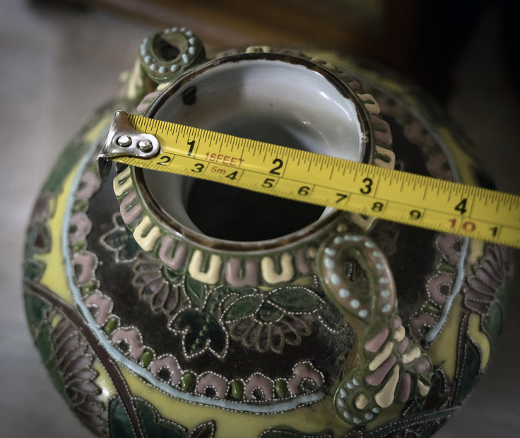 Measurement of the upper rim of Nippon-style vase